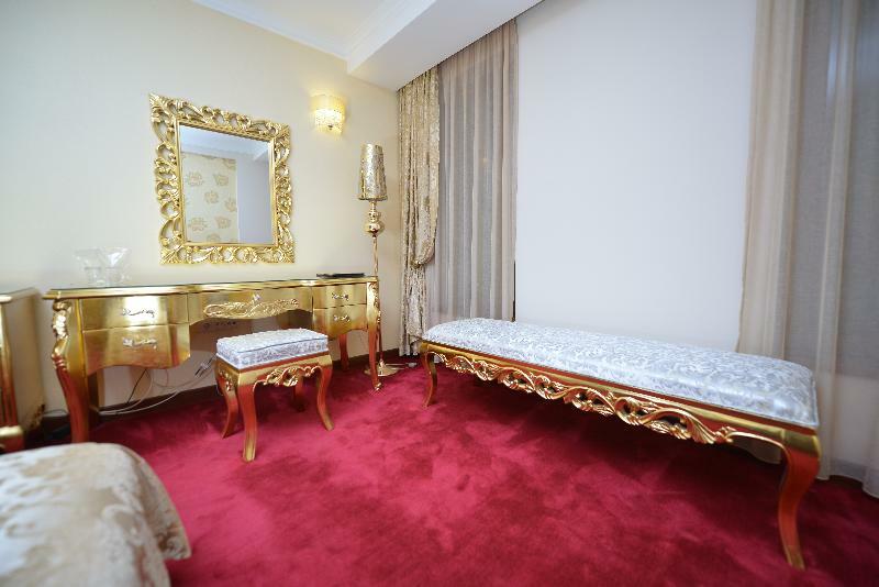 Gold Hotel